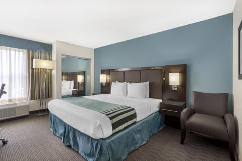 Standard Room, 1 King Bed, Accessible, Non Smoking | In-room safe, desk, laptop workspace, soundproofing