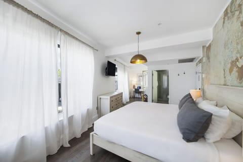 Suite, 1 King Bed (Self check-in) | Pillowtop beds, in-room safe, individually decorated