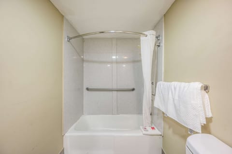 Combined shower/tub, free toiletries, hair dryer, towels