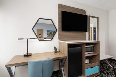 Room, 1 King Bed, Non Smoking | Premium bedding, desk, laptop workspace, iron/ironing board