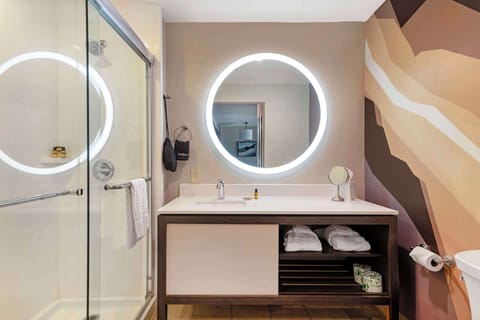 Suite, 1 King Bed, Non Smoking, Balcony | Bathroom | Free toiletries, hair dryer, towels, soap