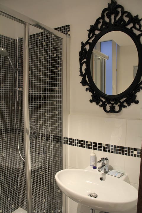 Double Room, Private Bathroom | Bathroom | Shower, hydromassage showerhead, free toiletries, hair dryer