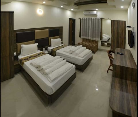 Deluxe Room | Premium bedding, in-room safe, desk, iron/ironing board