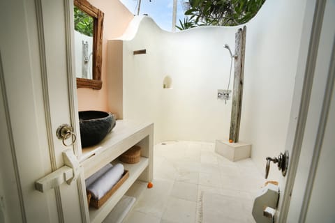 Deluxe Balcony | Bathroom | Separate tub and shower, towels, soap, shampoo