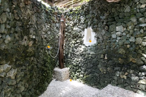 Flores | Bathroom shower