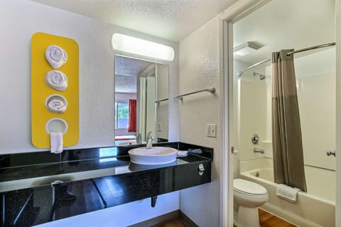 Combined shower/tub, towels