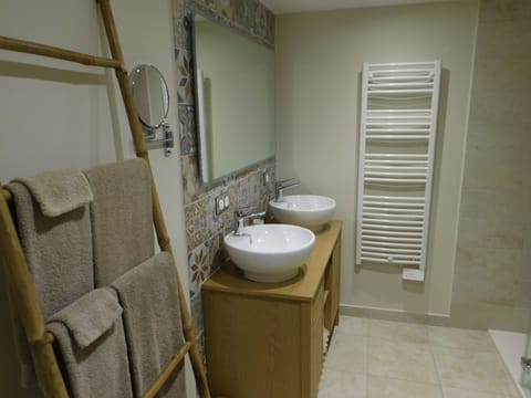 Standard Double Room (Des pluies d'étoiles) | Bathroom | Shower, free toiletries, towels, toilet paper