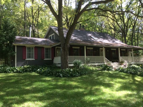 Pine Hollow Cottage. Lots of space 2400 sf.