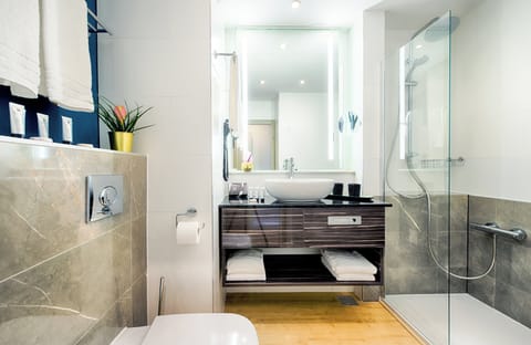 Comfort Room | Bathroom | Free toiletries, hair dryer, towels