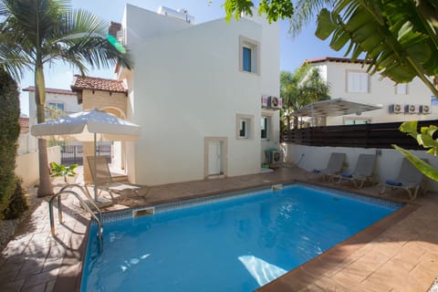 Villa Kady, 2BDR Villa in Pernera, Close walking distance to the beach
