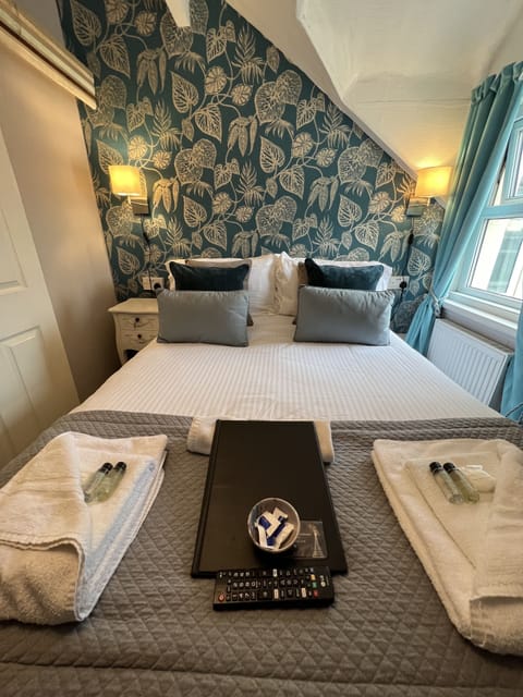 Double Room (Le Chic) | Iron/ironing board, bed sheets