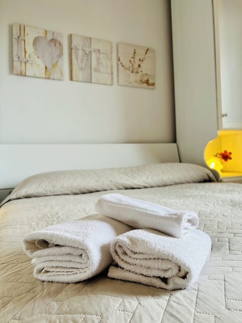 Room 6 | Pillowtop beds, individually furnished, free WiFi, bed sheets