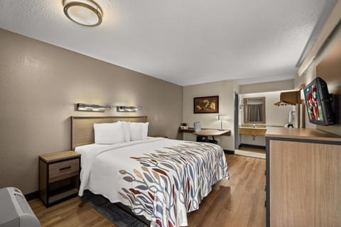 Superior Room, 1 King Bed, Non Smoking | Soundproofing, free cribs/infant beds, free WiFi, bed sheets