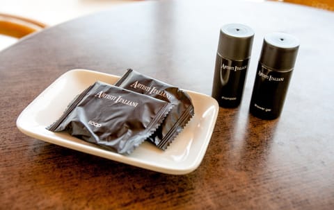 Shower, rainfall showerhead, free toiletries, towels