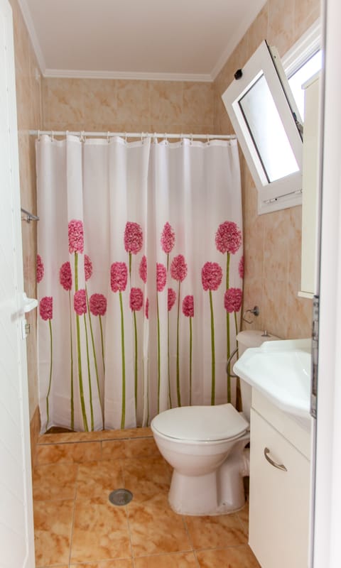 Shower, rainfall showerhead, free toiletries, towels