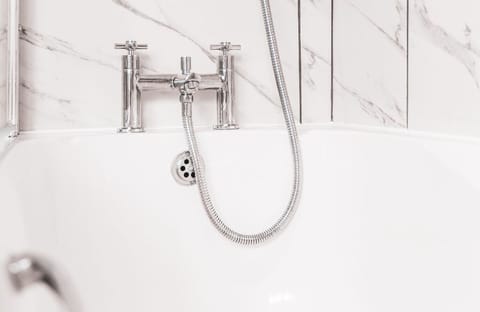 Room (Deluxe Family Room) | Bathroom | Shower, rainfall showerhead, free toiletries, hair dryer