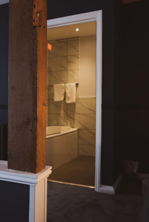 Triple Room (Deluxe Triple Room) | Individually decorated, individually furnished, desk, iron/ironing board