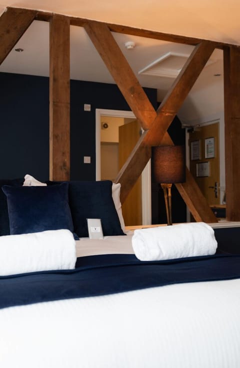 Triple Room (Deluxe Triple Room) | Individually decorated, individually furnished, desk, iron/ironing board