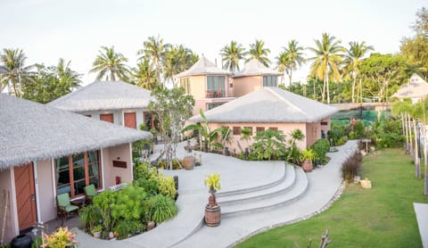 Duplex Suite Poolside | Blackout drapes, free WiFi, bed sheets