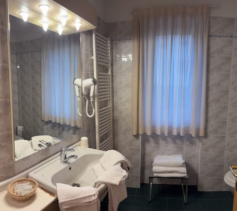 Double Room | Bathroom | Free toiletries, hair dryer, bidet, towels