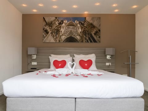 Suite | Desk, iron/ironing board, free WiFi, bed sheets