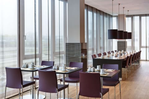 2 restaurants, lunch served, international cuisine