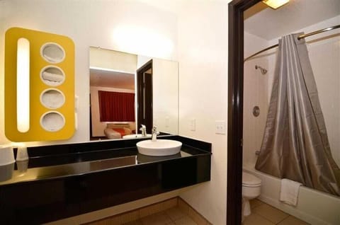 Combined shower/tub, towels