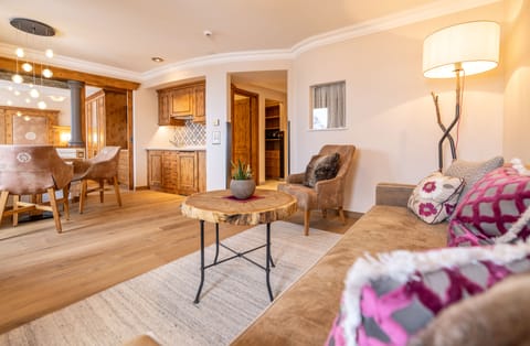 Suite (BelArosa) | Hypo-allergenic bedding, down comforters, minibar, in-room safe