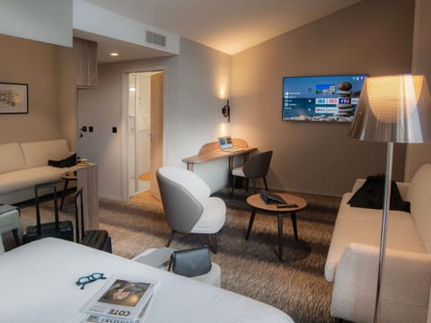 Junior Suite, 1 Double Bed with Sofa bed | Hypo-allergenic bedding, minibar, in-room safe, individually furnished