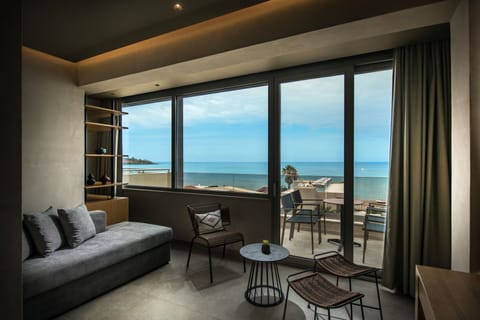 Deluxe Studio Suite | Living area | Flat-screen TV