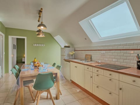 Furniture, Cabinetry, Property, Countertop, Building, Sink, Tap, Wood, Table, Chair