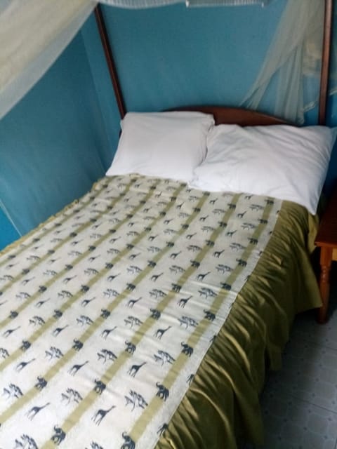 Single Room | Desk, iron/ironing board (on request), WiFi (free), bed sheets