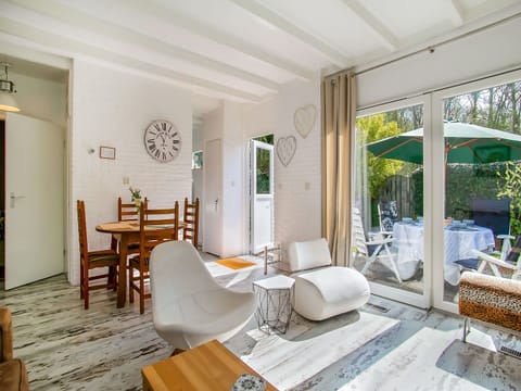 Bungalow | Living room | Fireplace