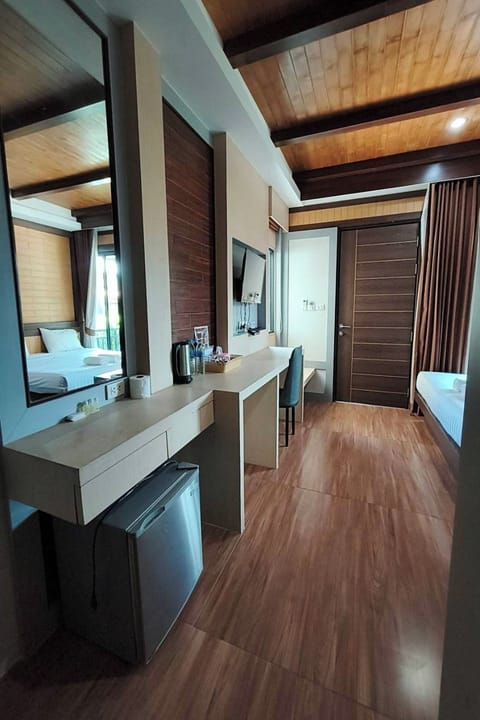 Family Room | Desk, free WiFi, bed sheets