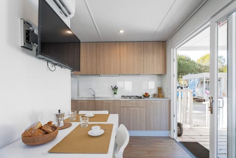 Lodge Superior | Private kitchen | Fridge, stovetop, coffee grinder, cookware/dishes/utensils