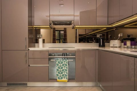 Fully kitted out kitchen that includes a dishwasher and washing machine