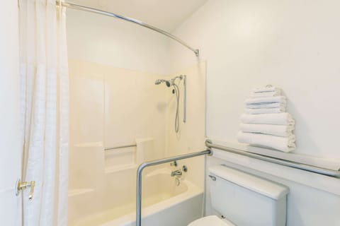 Combined shower/tub, free toiletries, hair dryer, towels