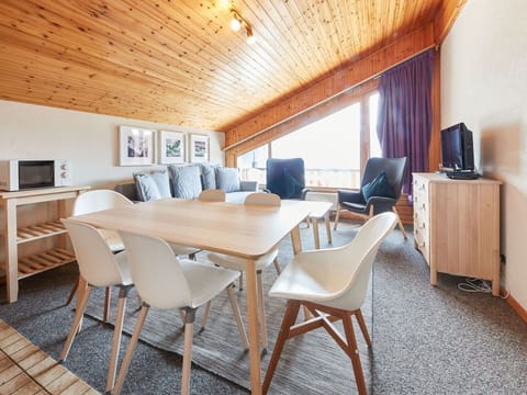 Table, Furniture, Chair, Wood, Interior Design, Floor, Flooring, Hardwood, Real Estate, Curtain