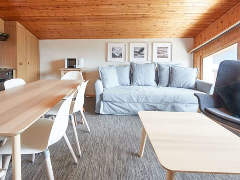 Table, Furniture, Property, Couch, Wood, Interior Design, Floor, Flooring, Wall, Building