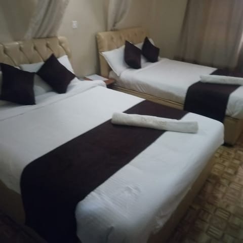 Twin Room | Desk, free WiFi, bed sheets