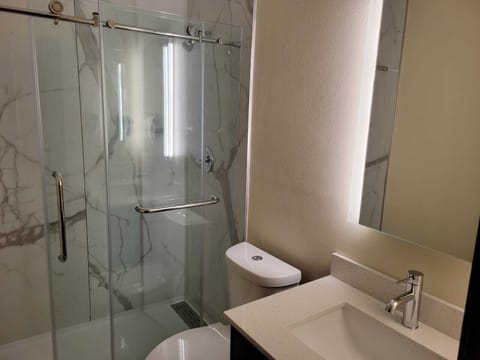 Combined shower/tub, free toiletries, hair dryer, towels