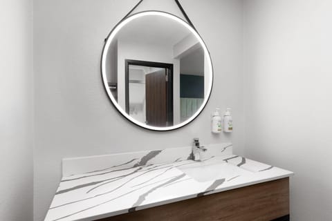 Combined shower/tub, free toiletries, hair dryer, towels