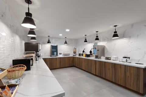 Free continental breakfast on weekends