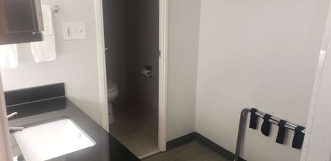 Combined shower/tub, rainfall showerhead, designer toiletries, towels