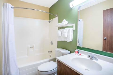 Combined shower/tub, free toiletries, hair dryer, towels