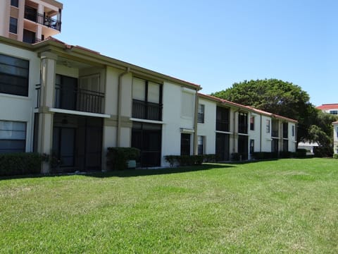 Our private lower end unit,very relaxing and private (no walkways)