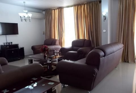 Luxury Suite | Living room | 32-inch LED TV with satellite channels, TV