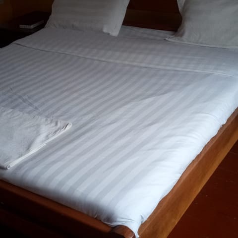 Single Room | Desk, free WiFi, bed sheets