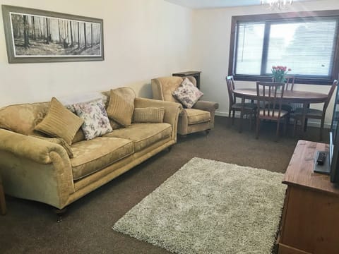 Homely living/dining room | Cluaran Cottage, Tain