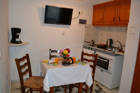 Fridge, stovetop, electric kettle, cookware/dishes/utensils